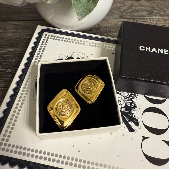 CHANEL Vintage Gold Diamond CC Logo Clip On Earrings - Picture 7 of 7